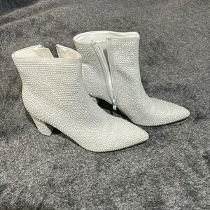 Pearl studded White Boots size 8.5. Never worn! Zip Up